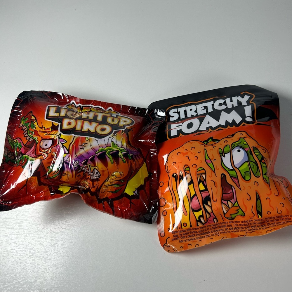 Zuru Smashers Dinosaur Parts In Stretchy Snow & Crystal Slime